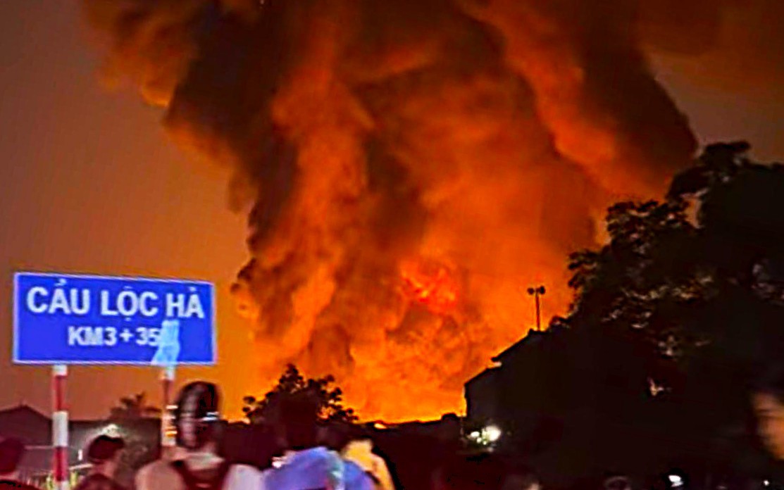 Cháy lớn tại Lộc Hà: Nhiệt lớn, khí độc dày đặc, phải dùng rô-bốt chữa cháy- Ảnh 1.