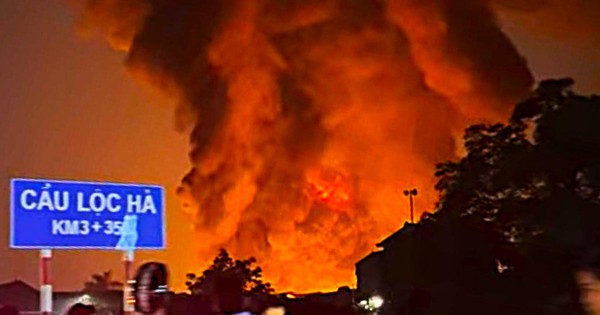 Cháy lớn tại Đông Anh: Nghi cháy hóa chất, khói lửa bốc cao