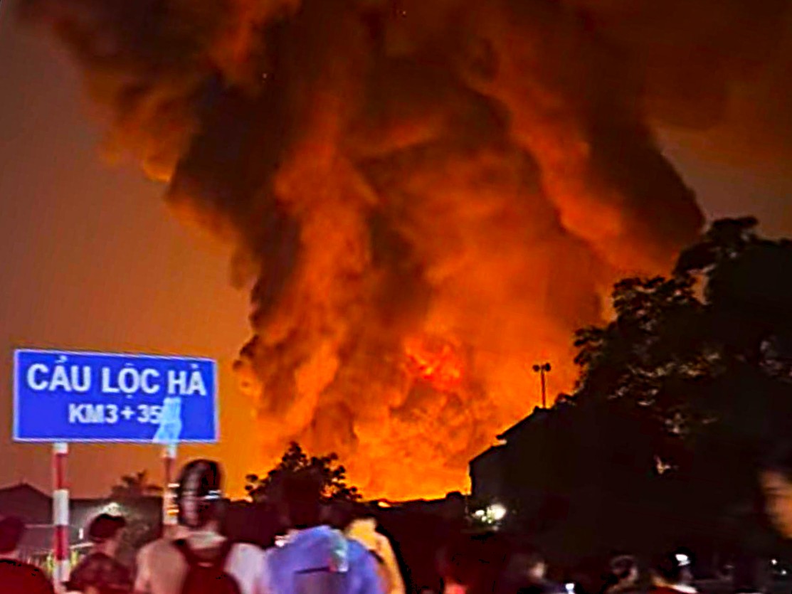 Cháy lớn tại Đông Anh: Nghi cháy hóa chất, khói lửa bốc cao- Ảnh 2.