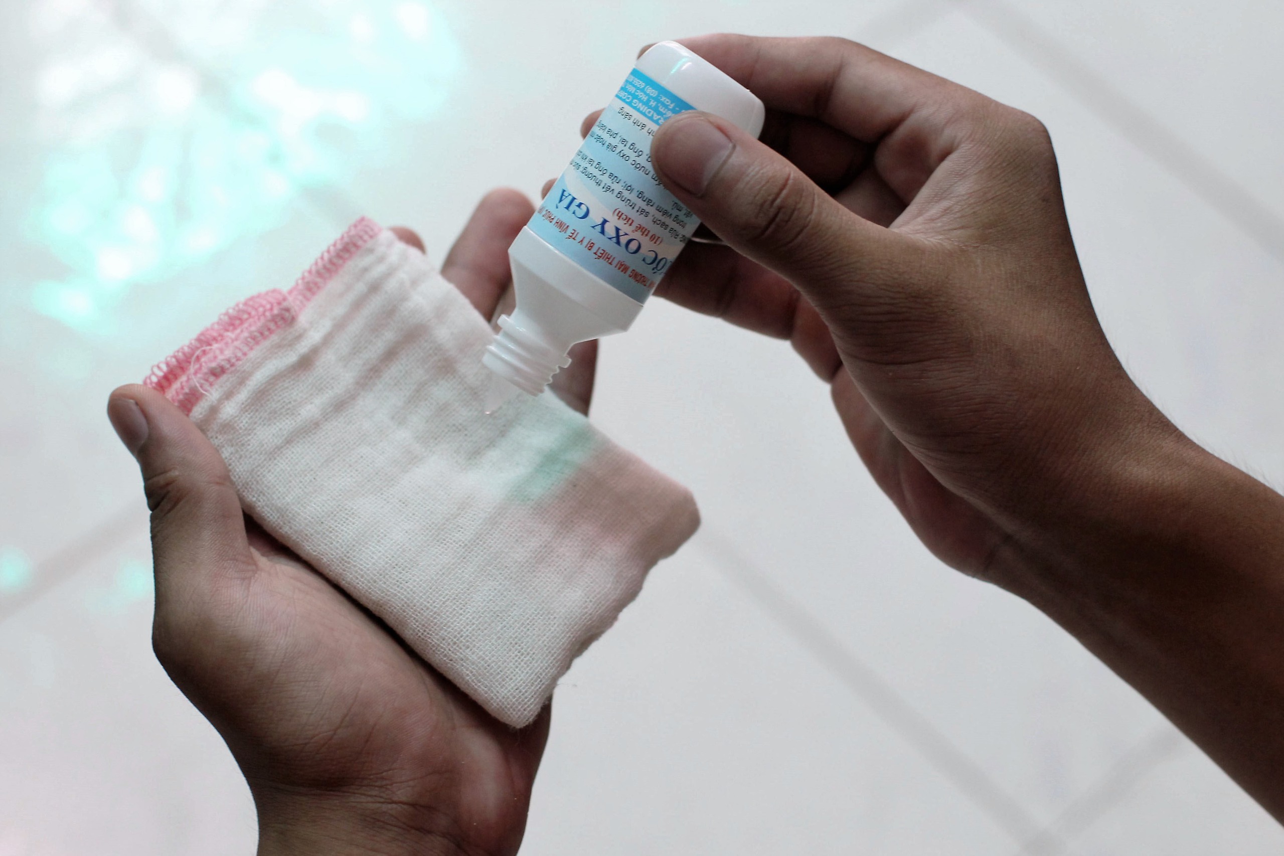 Vì sao không nên dùng oxy già để sát trùng vết thương thông thường?- Ảnh 1.