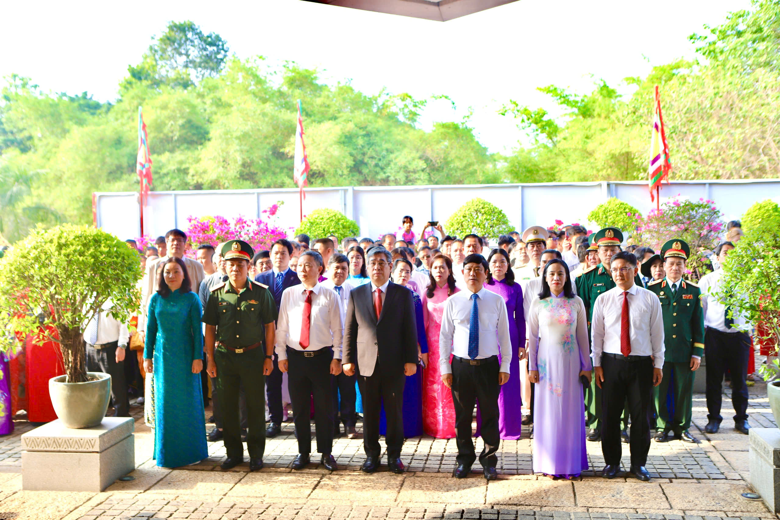 Lãnh đạo TPHCM và người dân dâng hương tưởng niệm các Vua Hùng- Ảnh 3.