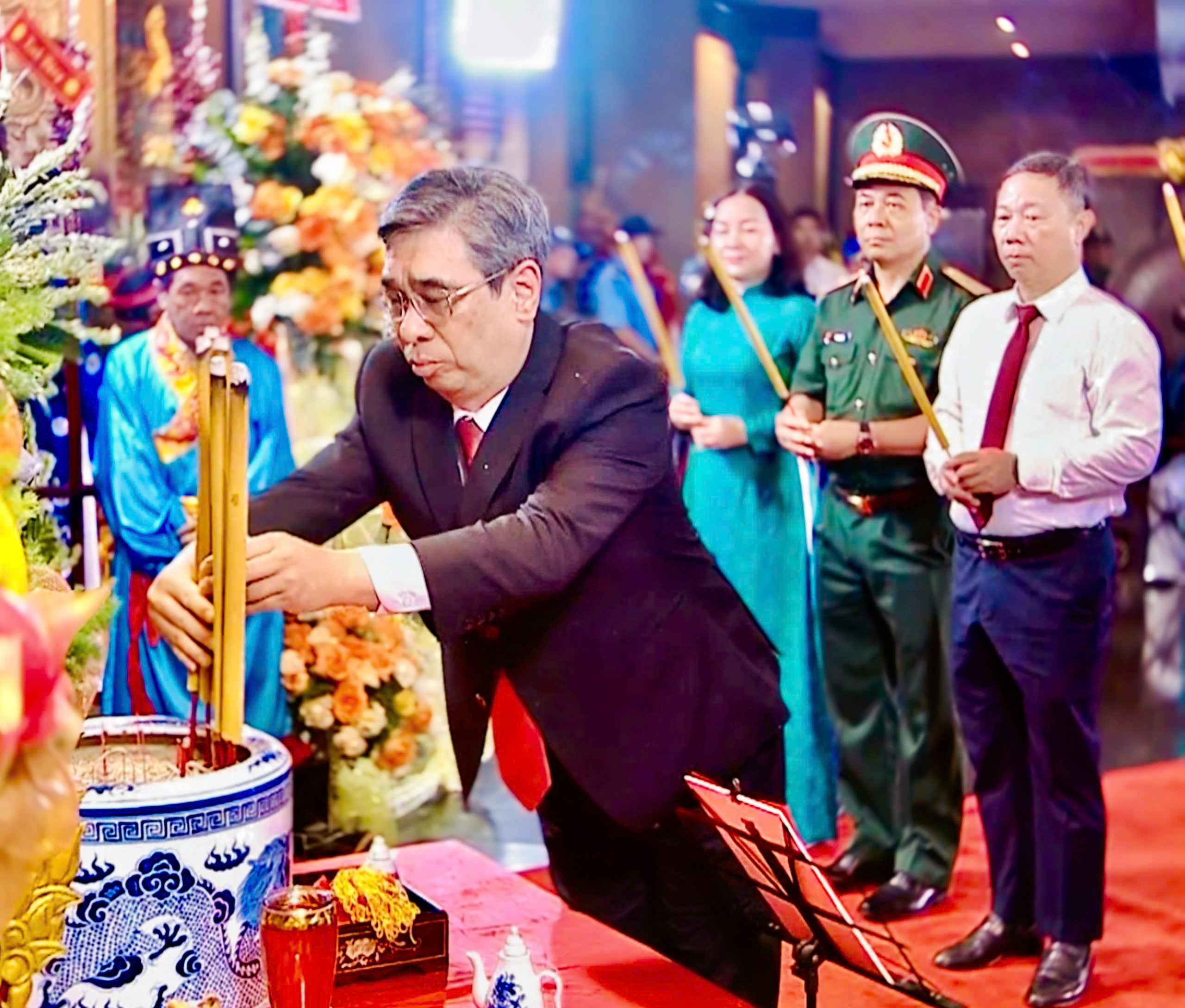 Lãnh đạo TPHCM và người dân dâng hương tưởng niệm các Vua Hùng- Ảnh 4.