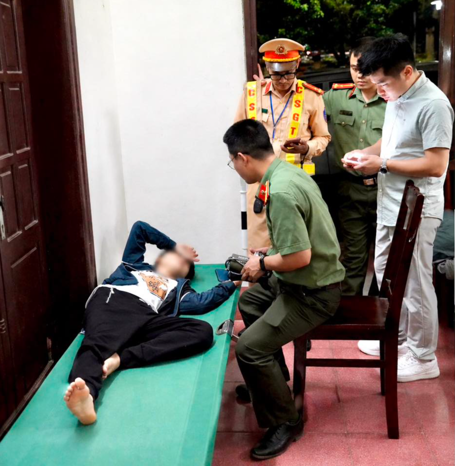 Công an Phú Thọ hỗ trợ sơ cứu nam thanh niên tụt huyết áp tại Lễ hội Đền Hùng- Ảnh 1.