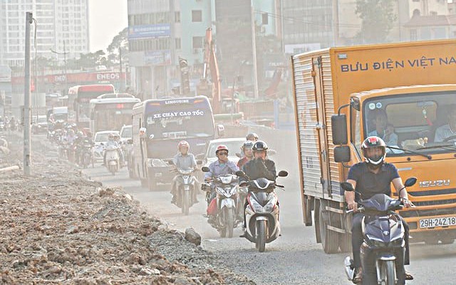 Hà Nội mạnh tay với công trường gây ô nhiễm: Bụi bẩn, rơi vãi vật liệu có thể bị đình chỉ thi công