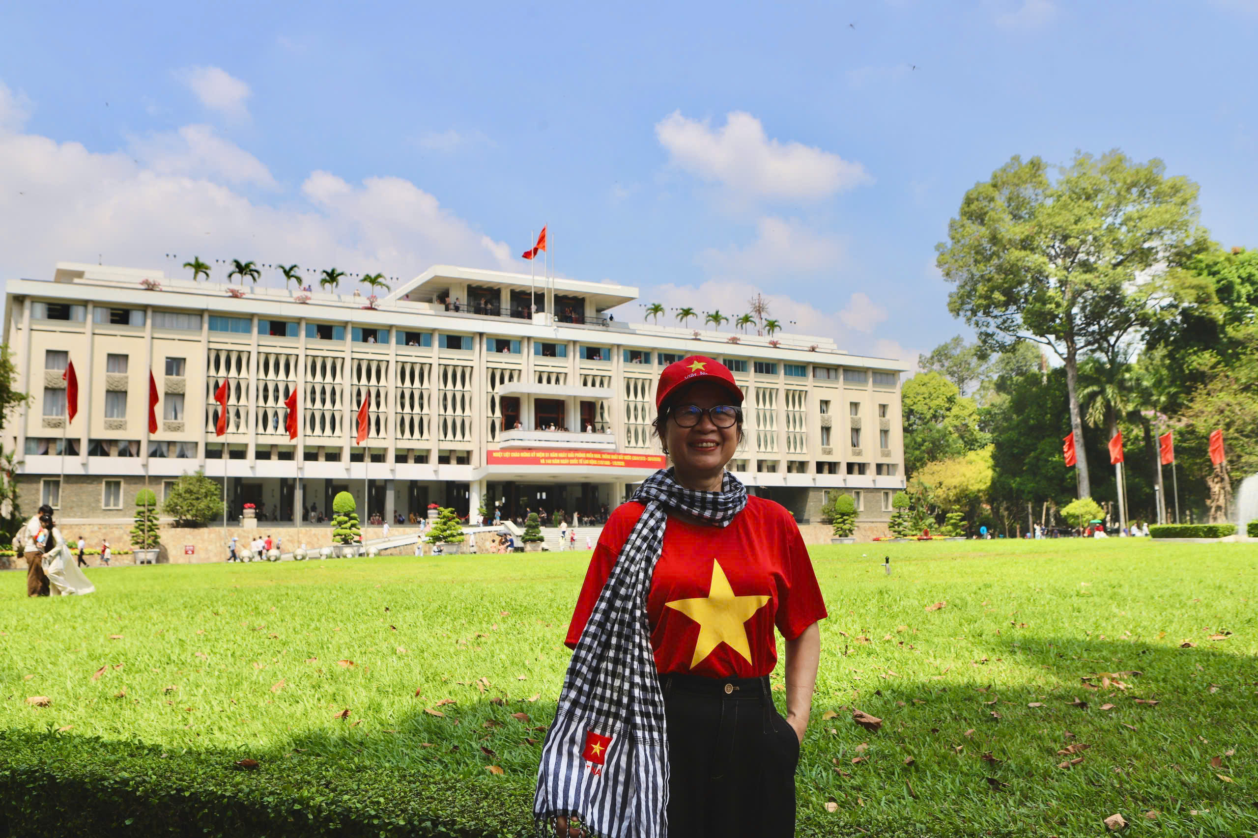 Người dân tấp nập mua vé tham quan, check-in Dinh Độc Lập dịp lễ 30/4- Ảnh 4.