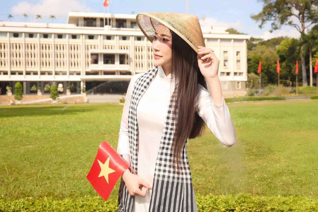 Người dân tấp nập mua vé tham quan, check-in Dinh Độc Lập dịp lễ 30/4- Ảnh 10.