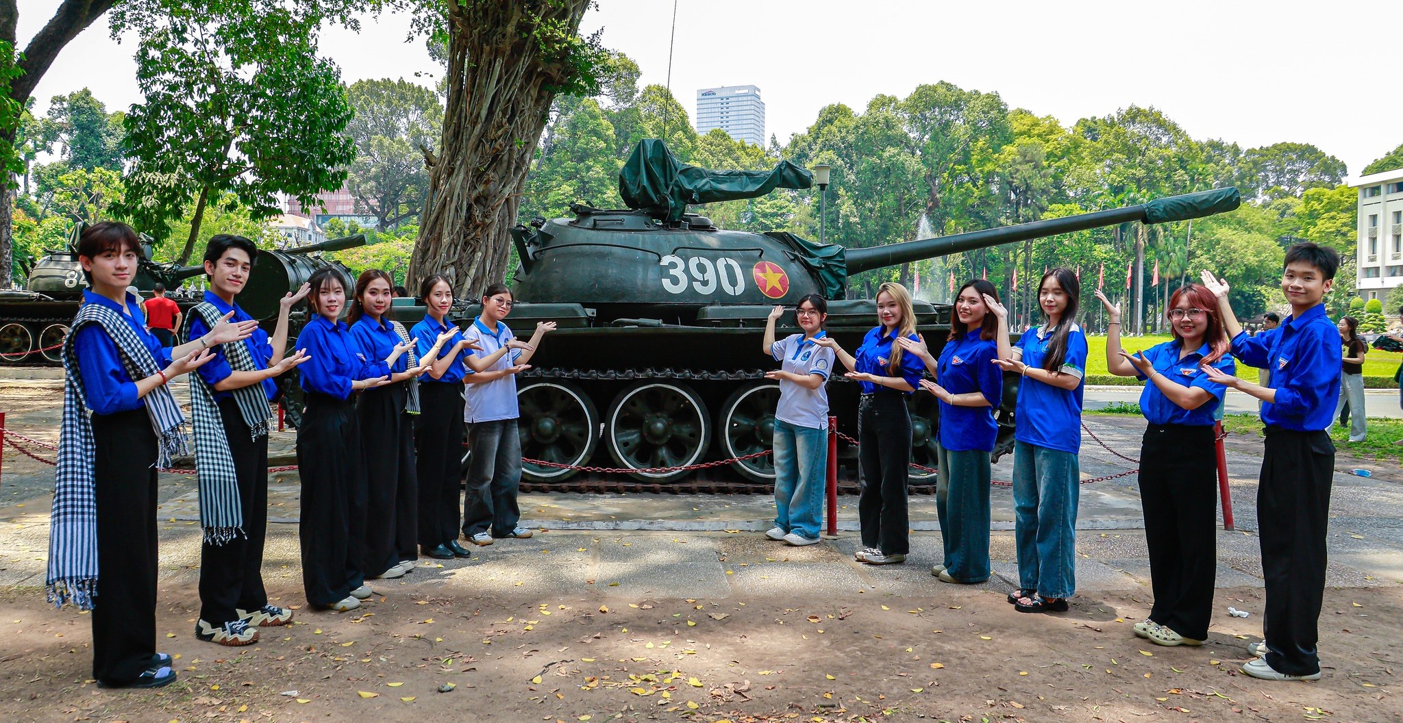 Người dân tấp nập mua vé tham quan, check-in Dinh Độc Lập dịp lễ 30/4- Ảnh 8.