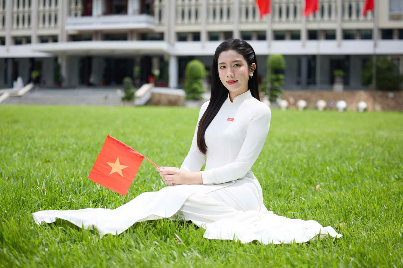 Người dân tấp nập mua vé tham quan, check-in Dinh Độc Lập dịp lễ 30/4- Ảnh 9.