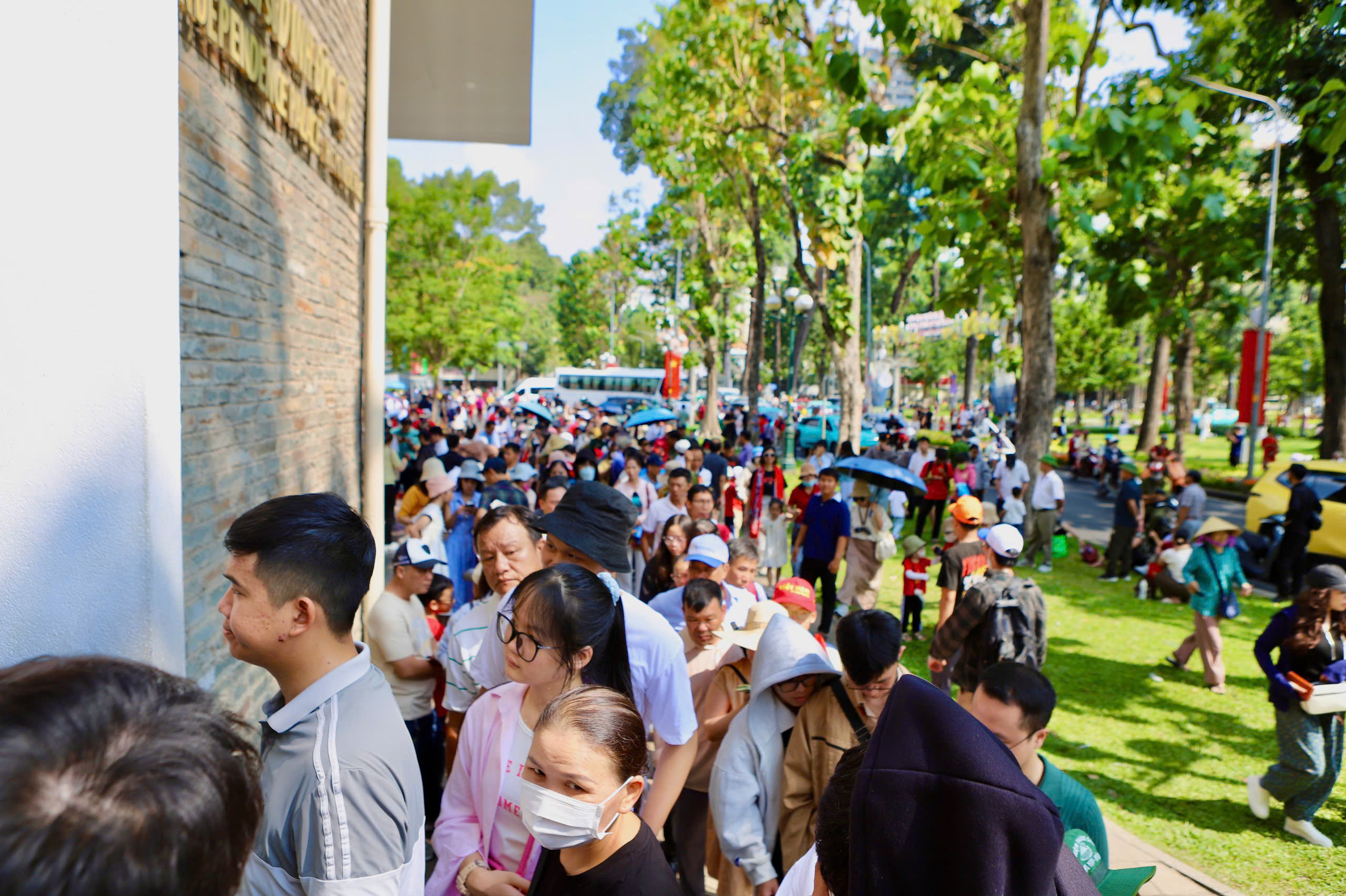 Người dân tấp nập mua vé tham quan, check-in Dinh Độc Lập dịp lễ 30/4- Ảnh 2.