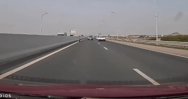 Thiếu nữ 2008 đi xe máy ngược chiều trên cao tốc dính ‘combo’ vi phạm