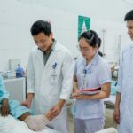 Người đàn ông bị lưỡi máy cắt cỏ văng trúng đứt lìa bàn chân