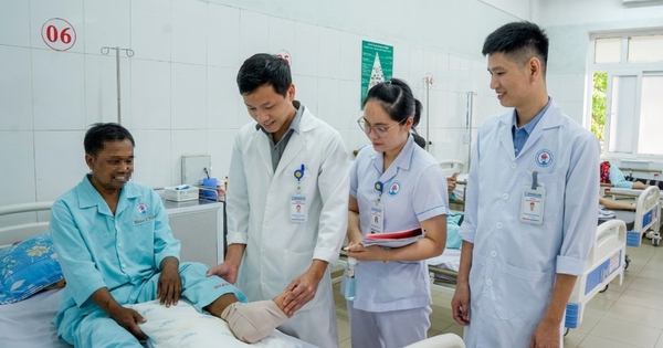 Người đàn ông bị lưỡi máy cắt cỏ văng trúng đứt lìa bàn chân