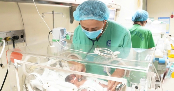 ‘Cuộc chiến’ 120 ngày của em bé chào đời chỉ nặng 500 gram và chồng bệnh án lên đến 2kg