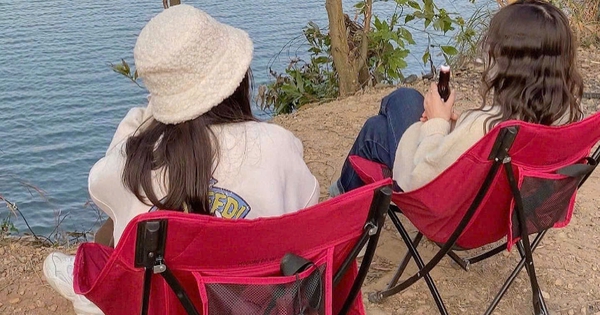 Nghỉ lễ ở nhà thấy bạn bè tụ tập, du lịch: Vì sao nhiều người trẻ dễ chạnh lòng?