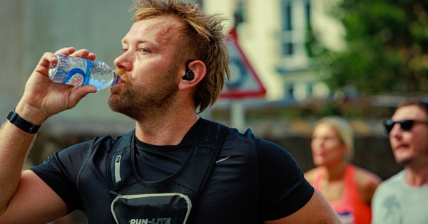 Uống nước điện giải khi tập thể thao nặng, lợi hay hại?