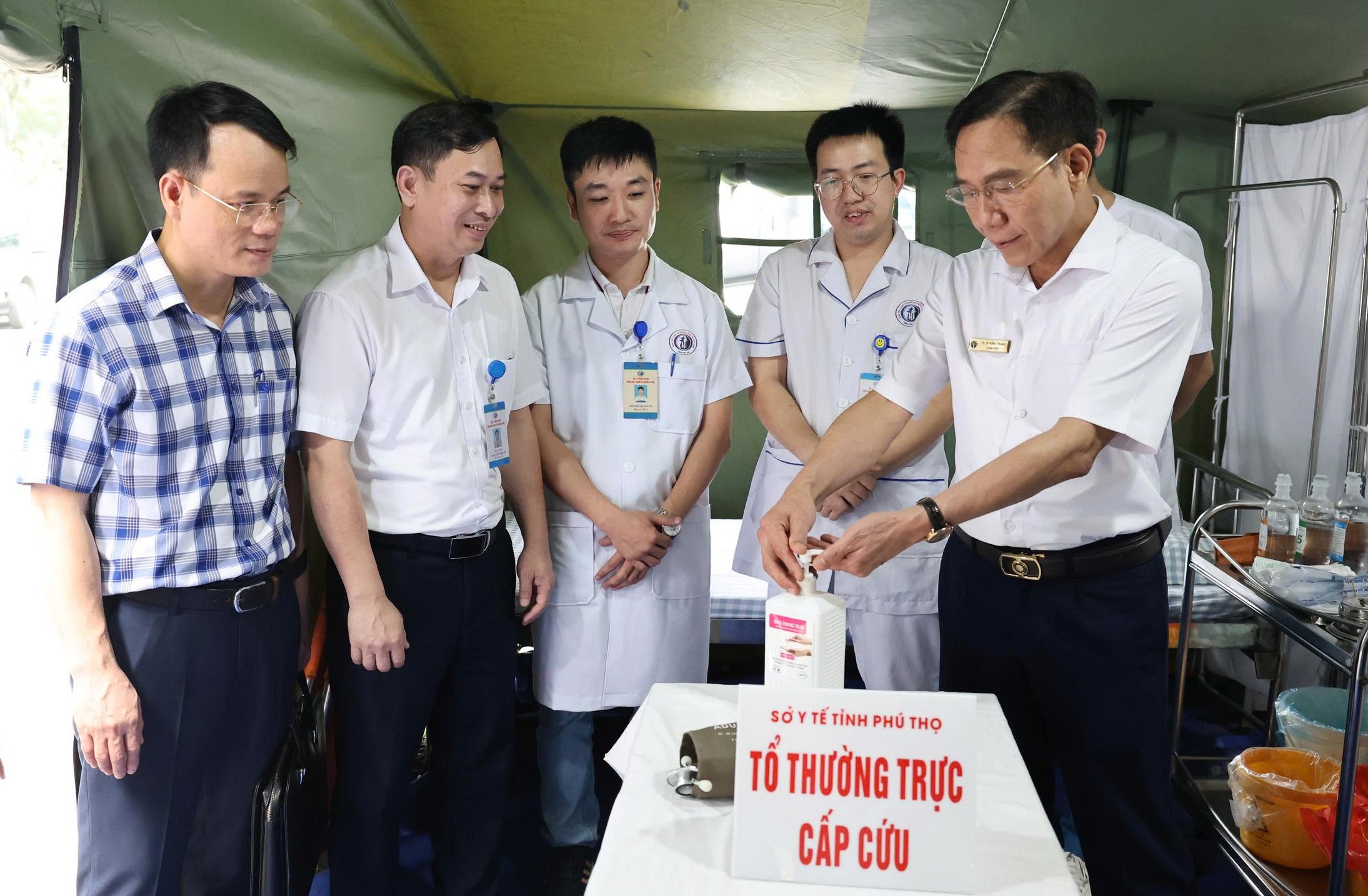 11 tổ y tế túc trực tại Đền Hùng, sẵn sàng hỗ trợ người dân - Ảnh 1.