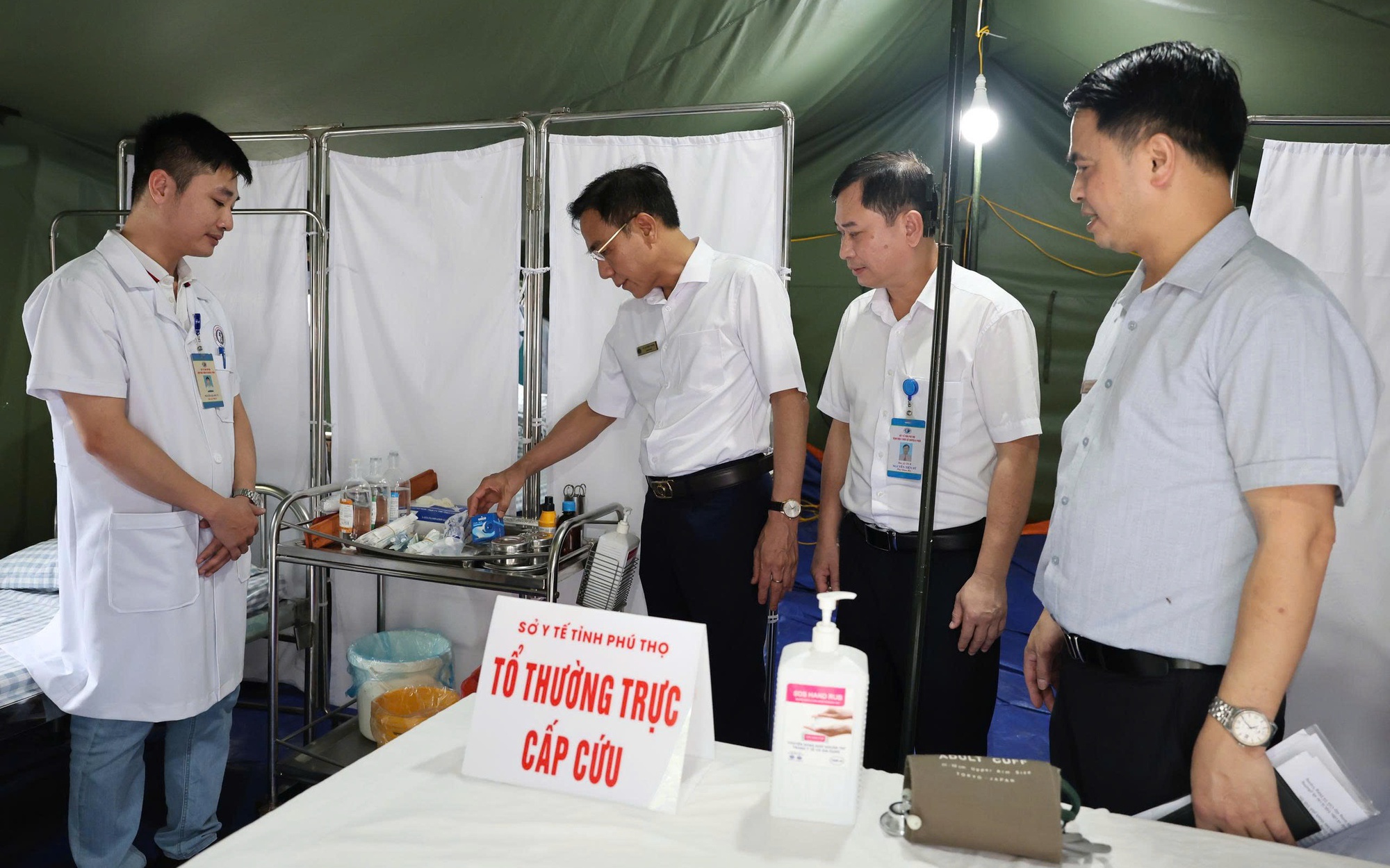 Công an Phú Thọ hỗ trợ sơ cứu nam thanh niên tụt huyết áp tại Lễ hội Đền Hùng- Ảnh 2.