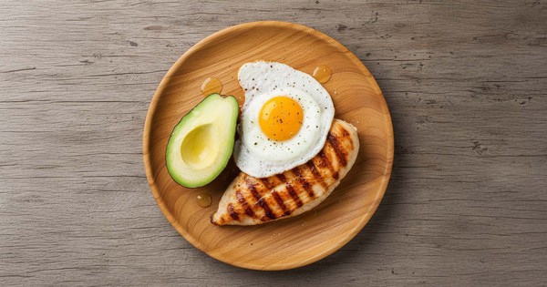 Ăn ức gà có giúp giảm cân tốt hơn ăn trứng?