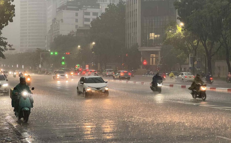Cảnh báo mưa dông liên tục ở khu vực nội thành Hà Nội- Ảnh 1.