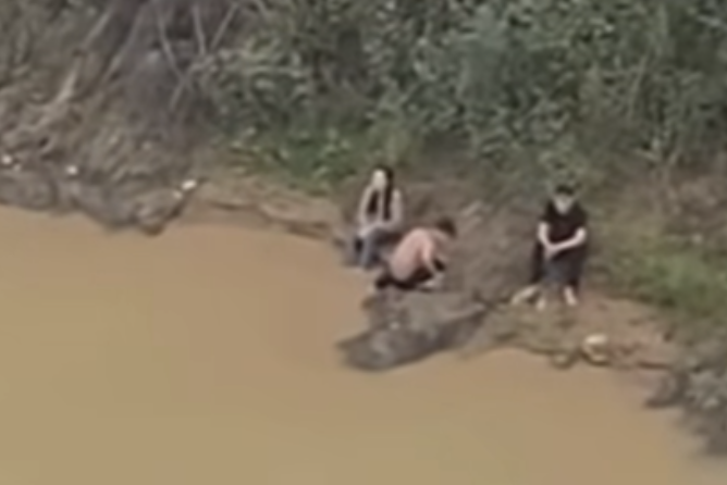 Hai nam sinh lao xuống sông, kịp thời cứu người nhảy cầu- Ảnh 1.