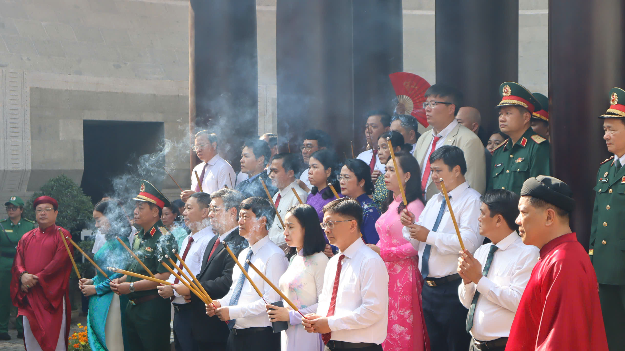 Hàng nghìn người dân và du khách đến dâng hương tại Đền Tưởng niệm các Vua Hùng ở TPHCM- Ảnh 6.