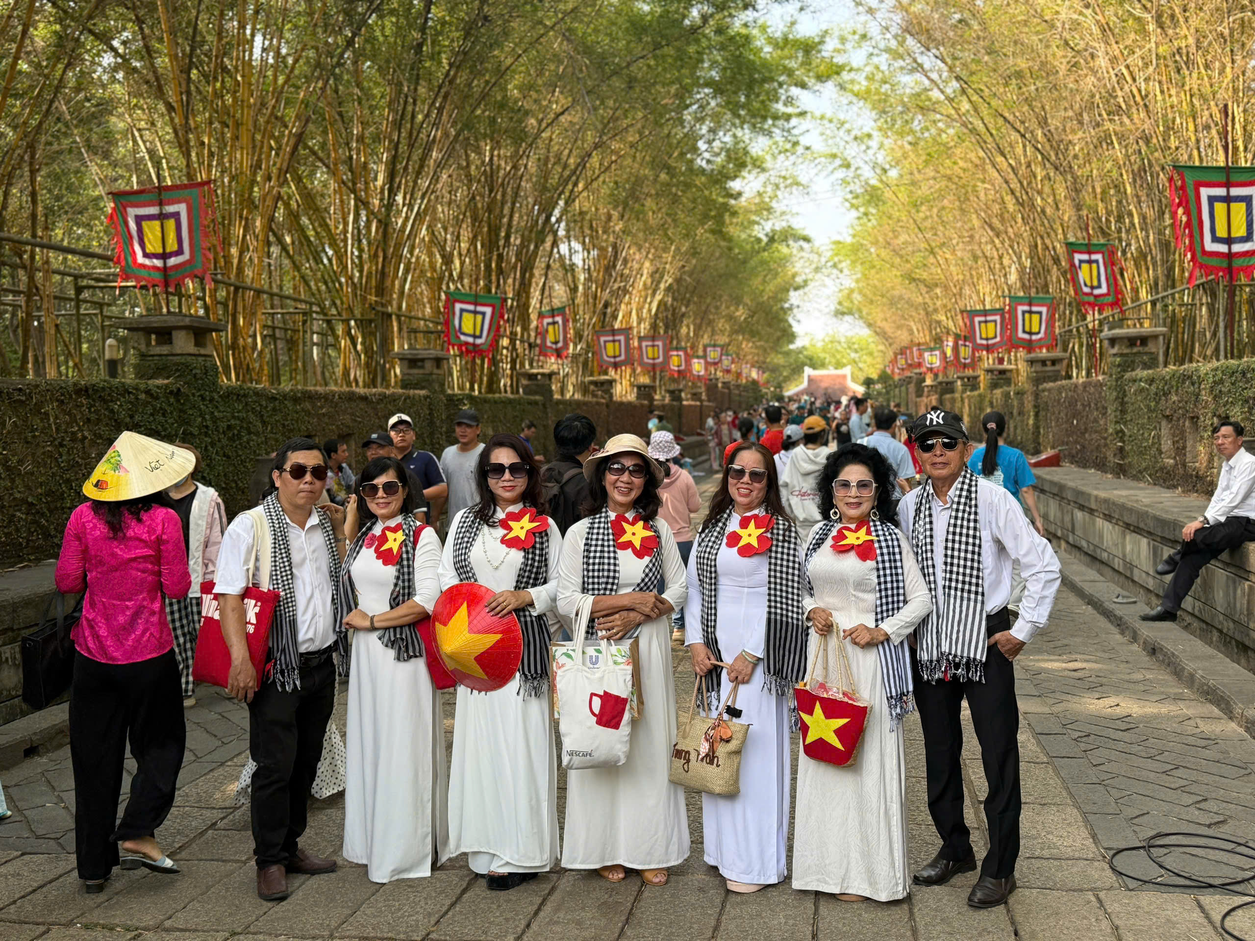 Hàng nghìn người dân và du khách đến dâng hương tại Đền Tưởng niệm các Vua Hùng ở TPHCM- Ảnh 7.