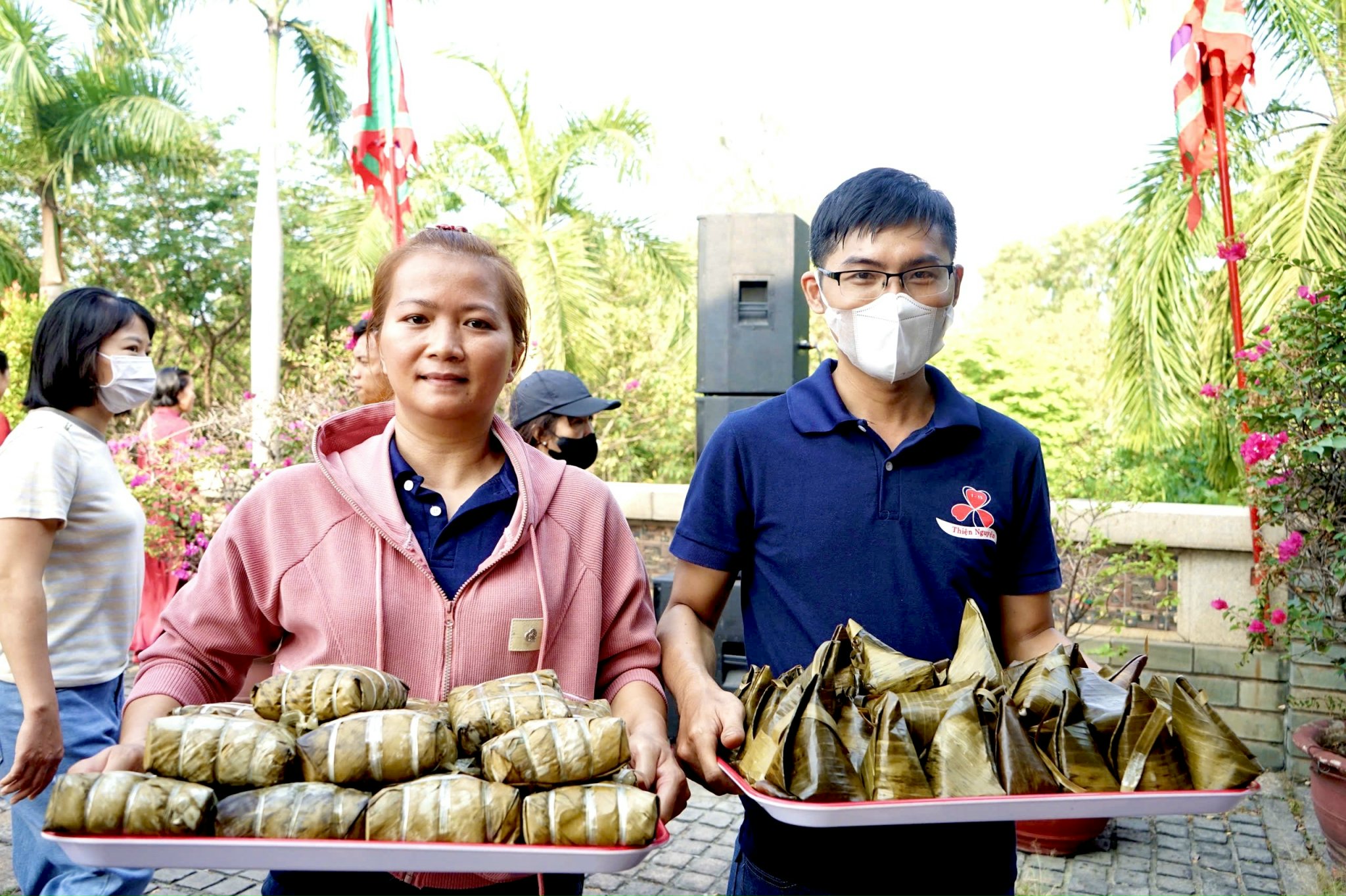 Hàng nghìn người dân và du khách đến dâng hương tại Đền Tưởng niệm các Vua Hùng ở TPHCM- Ảnh 10.