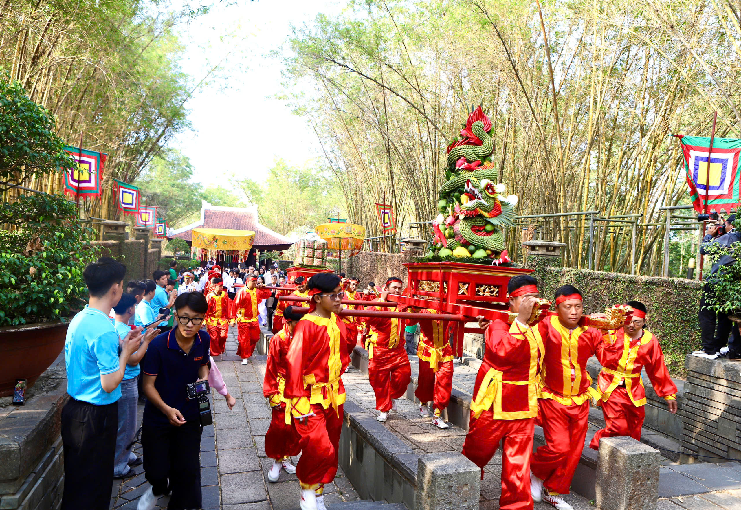 Hàng nghìn người dân và du khách đến dâng hương tại Đền Tưởng niệm các Vua Hùng ở TPHCM- Ảnh 4.