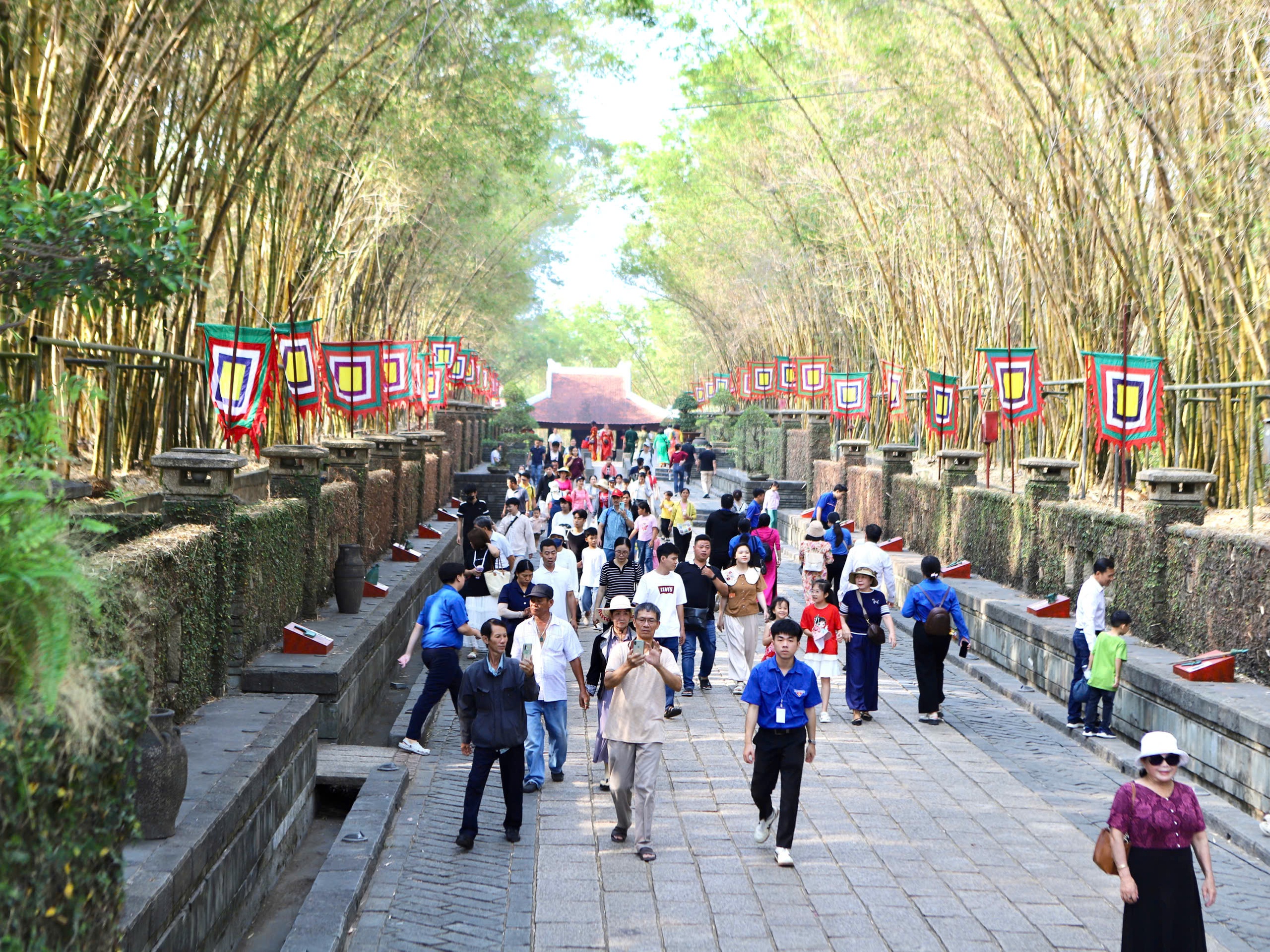 Hàng nghìn người dân và du khách đến dâng hương tại Đền Tưởng niệm các Vua Hùng ở TPHCM- Ảnh 12.