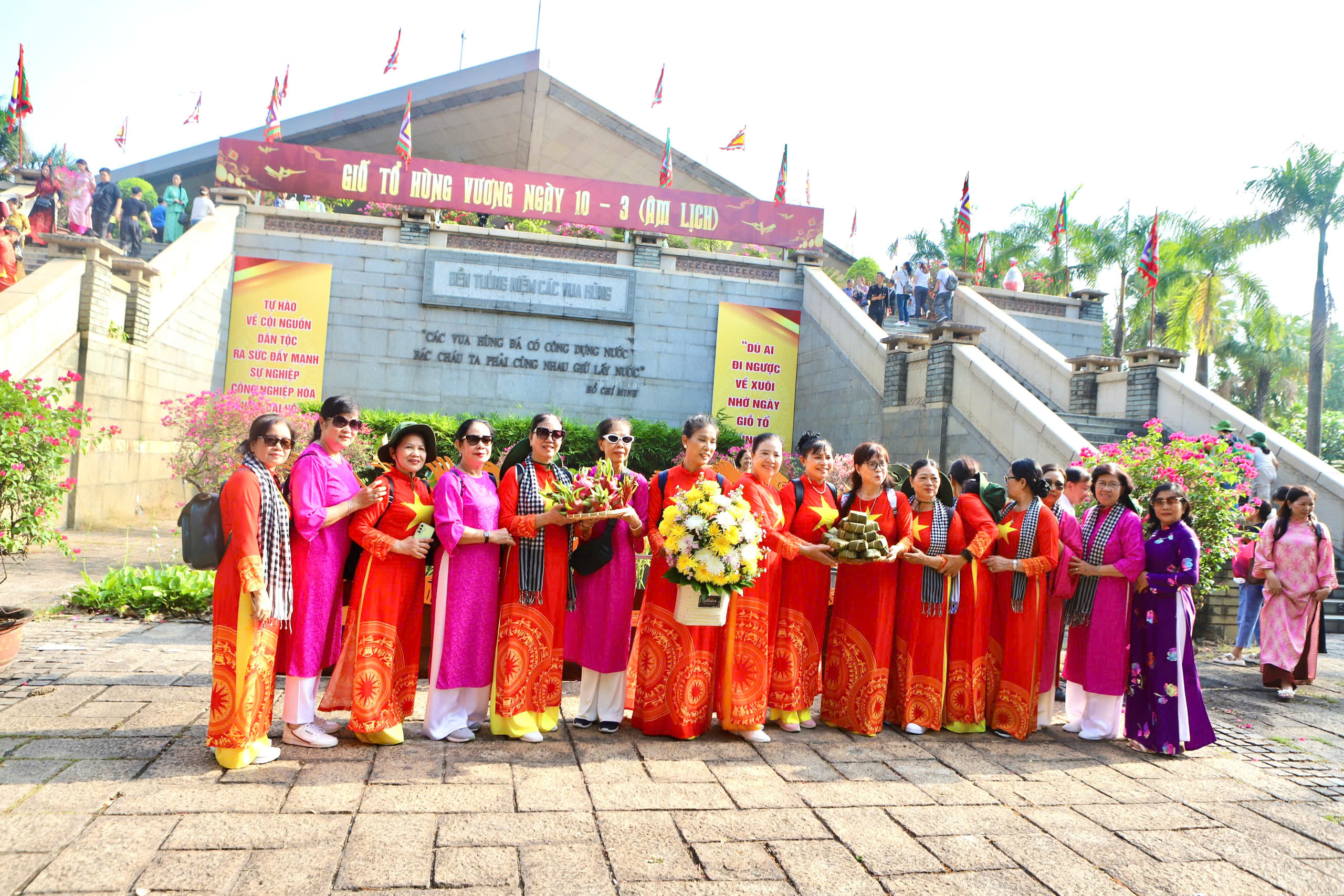 Hàng nghìn người dân và du khách đến dâng hương tại Đền Tưởng niệm các Vua Hùng ở TPHCM- Ảnh 8.