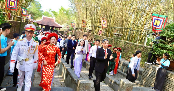 Hàng nghìn người dân và du khách đến dâng hương tại Đền Tưởng niệm các Vua Hùng ở TPHCM