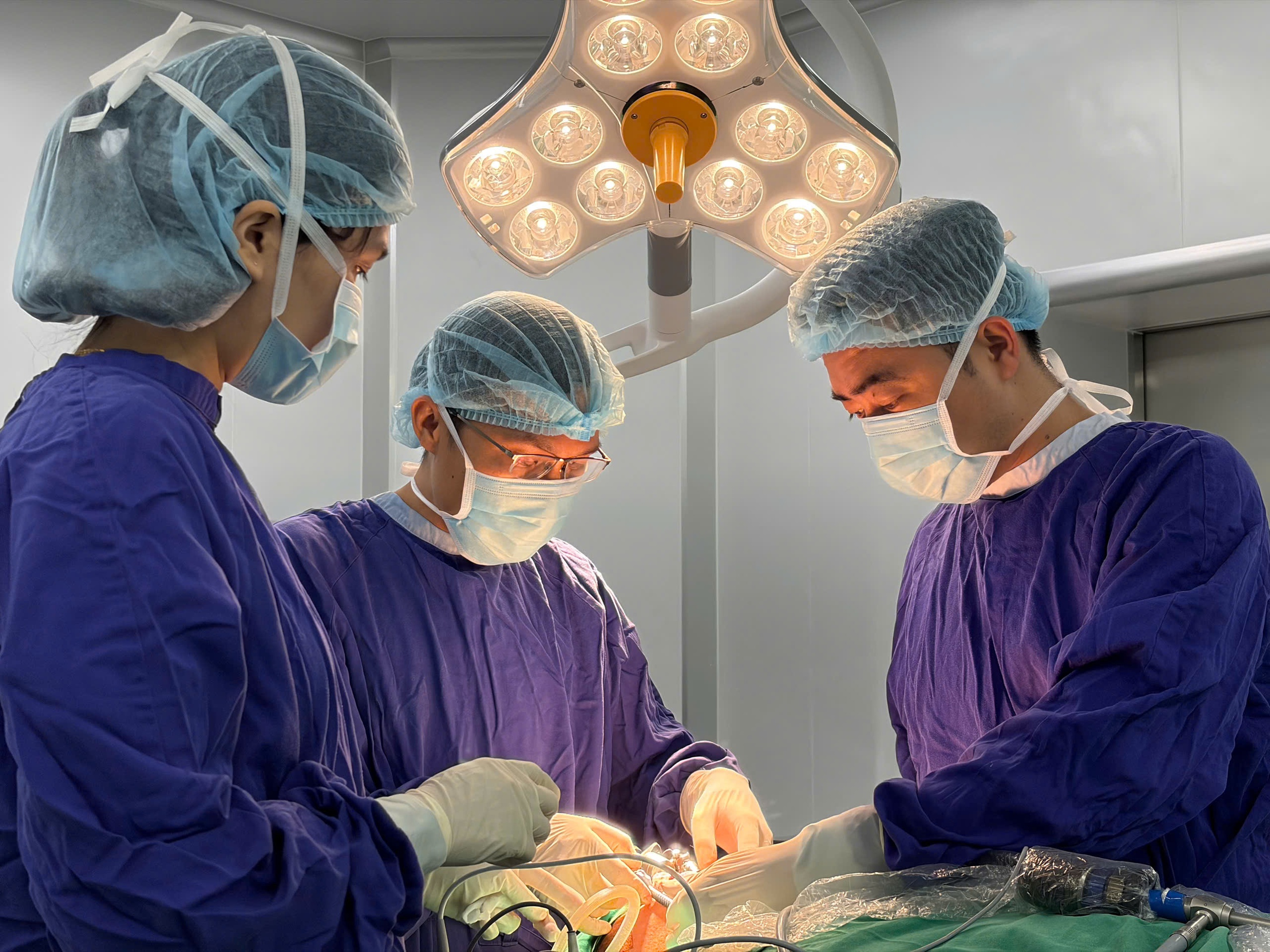 Vinmec Nha Trang tiên phong đưa kỹ thuật phẫu thuật nội soi điều trị ung thư tuyến giáp không sẹo về Khánh Hòa- Ảnh 1.