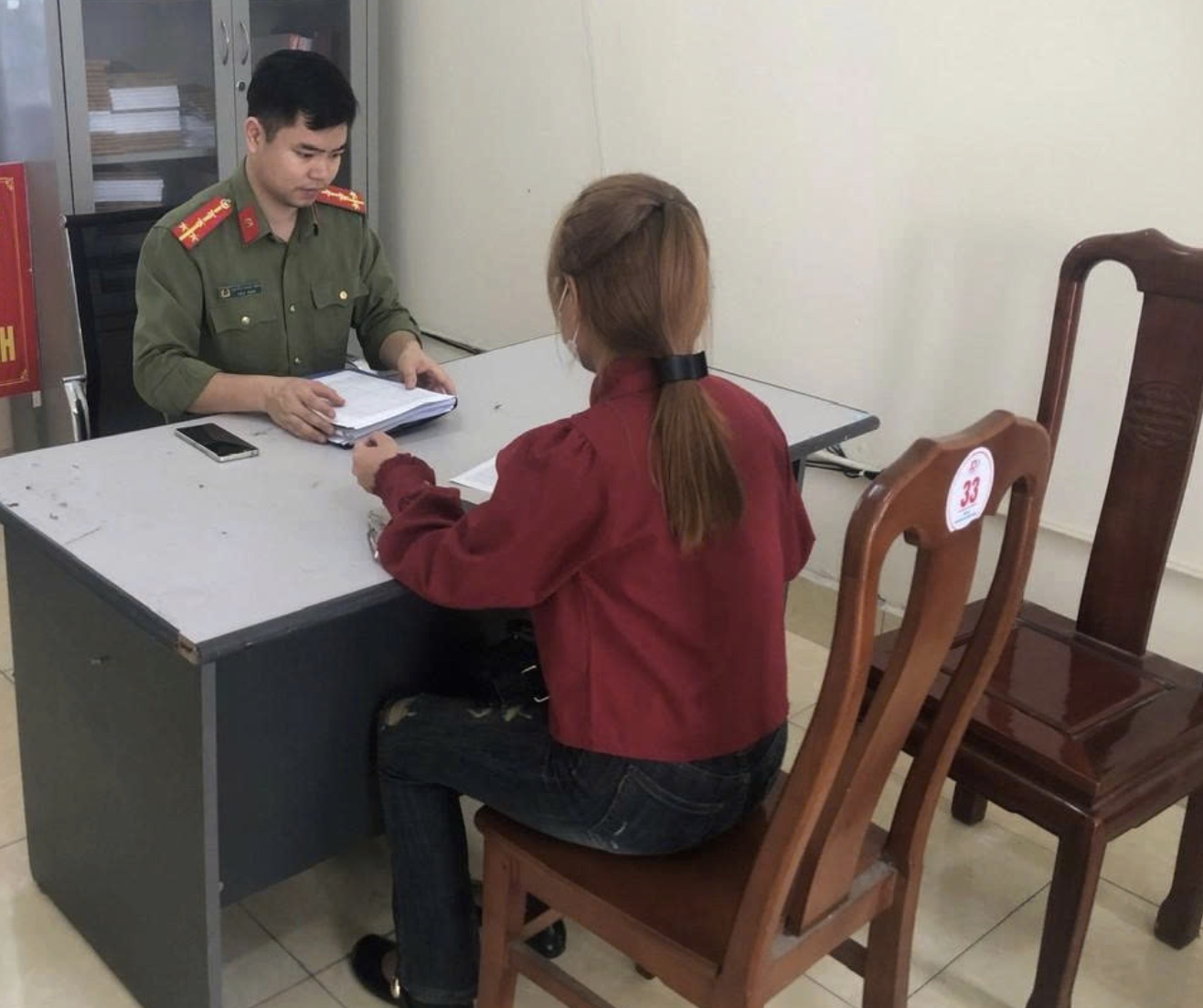 Xử phạt cô gái đăng tin xúc phạm lực lượng công an trên Facebook- Ảnh 1.