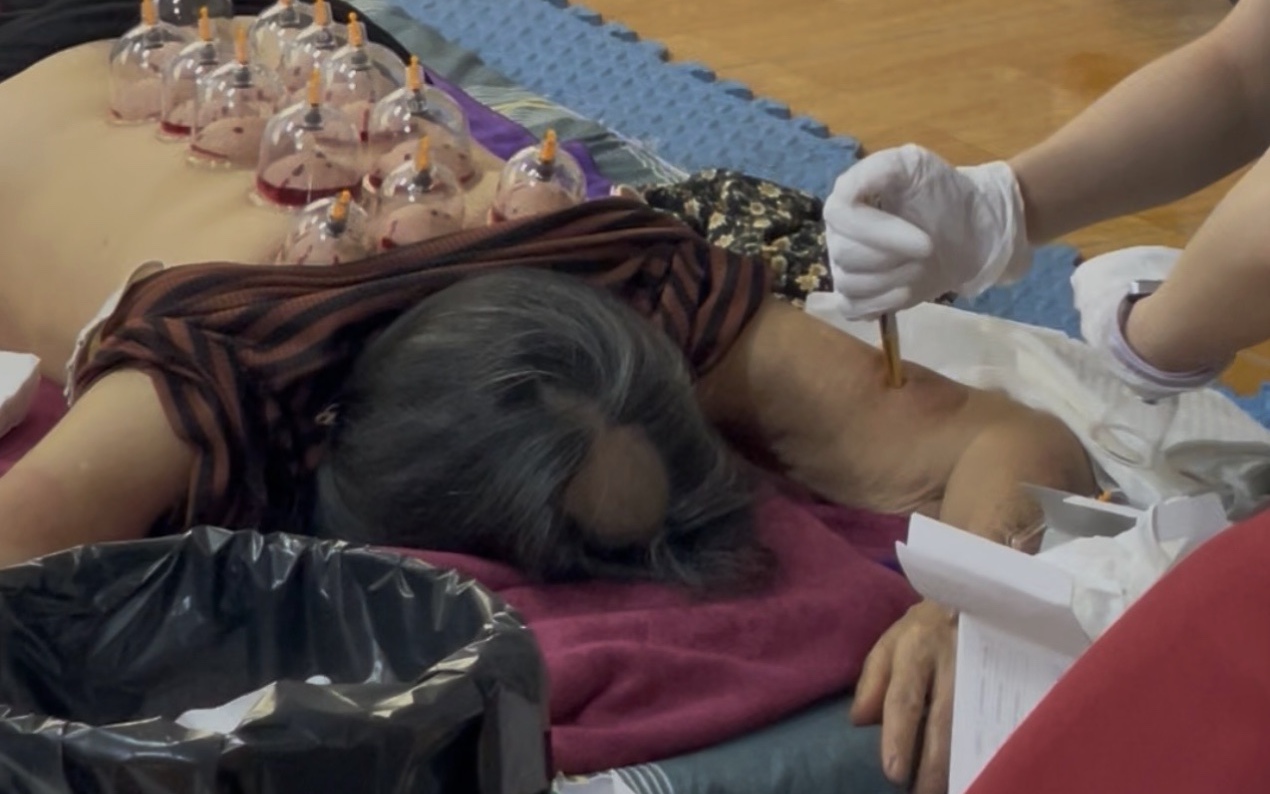 Ngâm bể sục, ngủ phòng điều hòa, nam sinh liệt mặt sau một đêm- Ảnh 3.