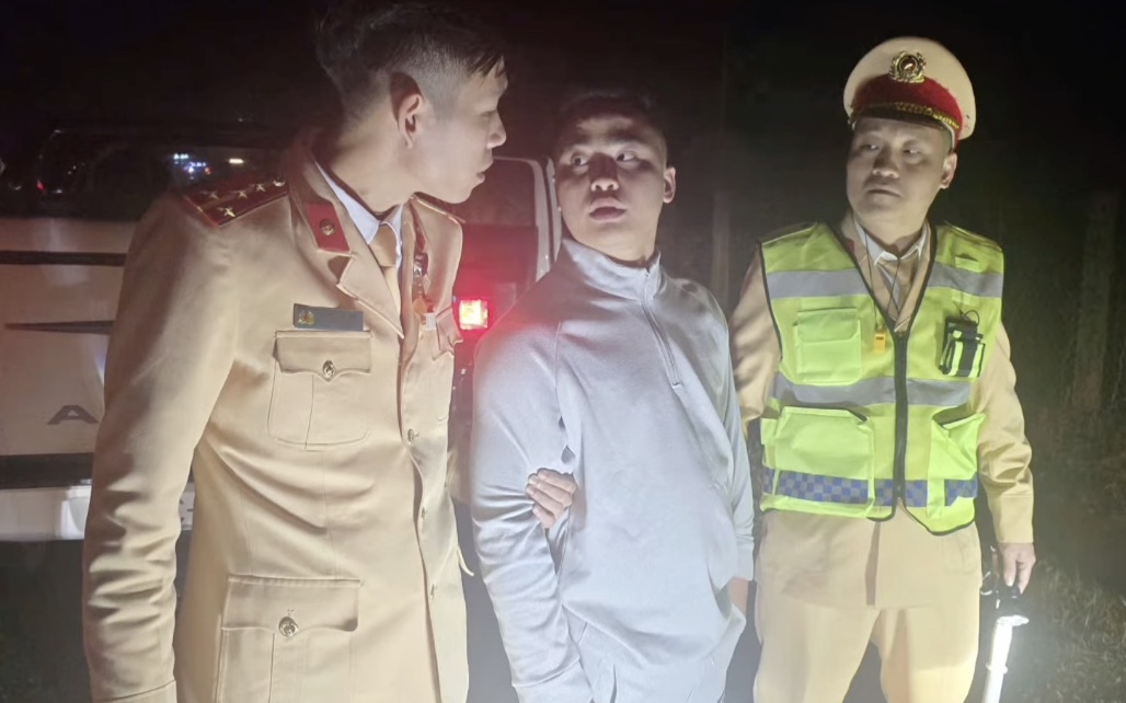 Khởi tố đối tượng điều khiển xe tông rào chắn của lực lượng làm nhiệm vụ- Ảnh 2.