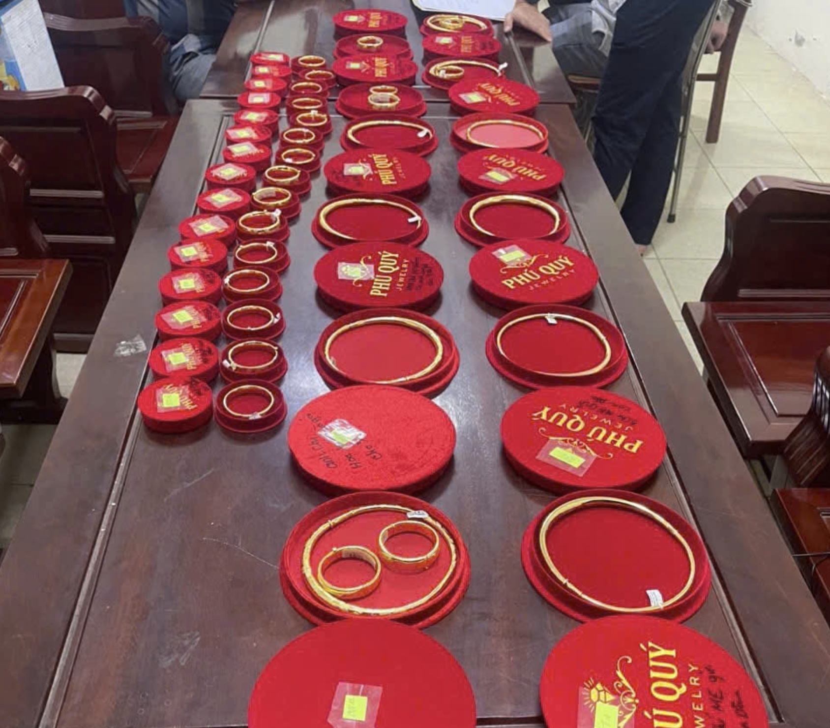 Khởi tố Đinh Văn Cường vì mang 112 chỉ vàng giả đi cầm cố- Ảnh 2.