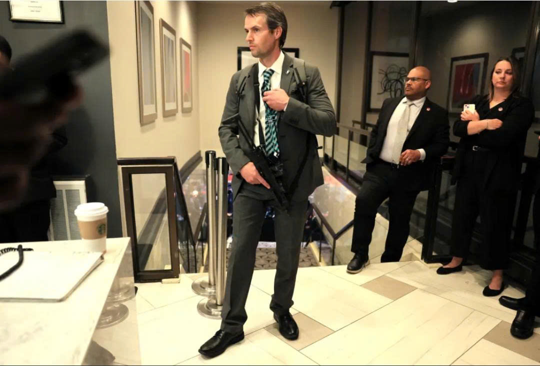 Hình ảnh đặc vụ Mỹ rút súng MP7 tại tiệc Nhà Trắng gây 'bão mạng'- Ảnh 1.