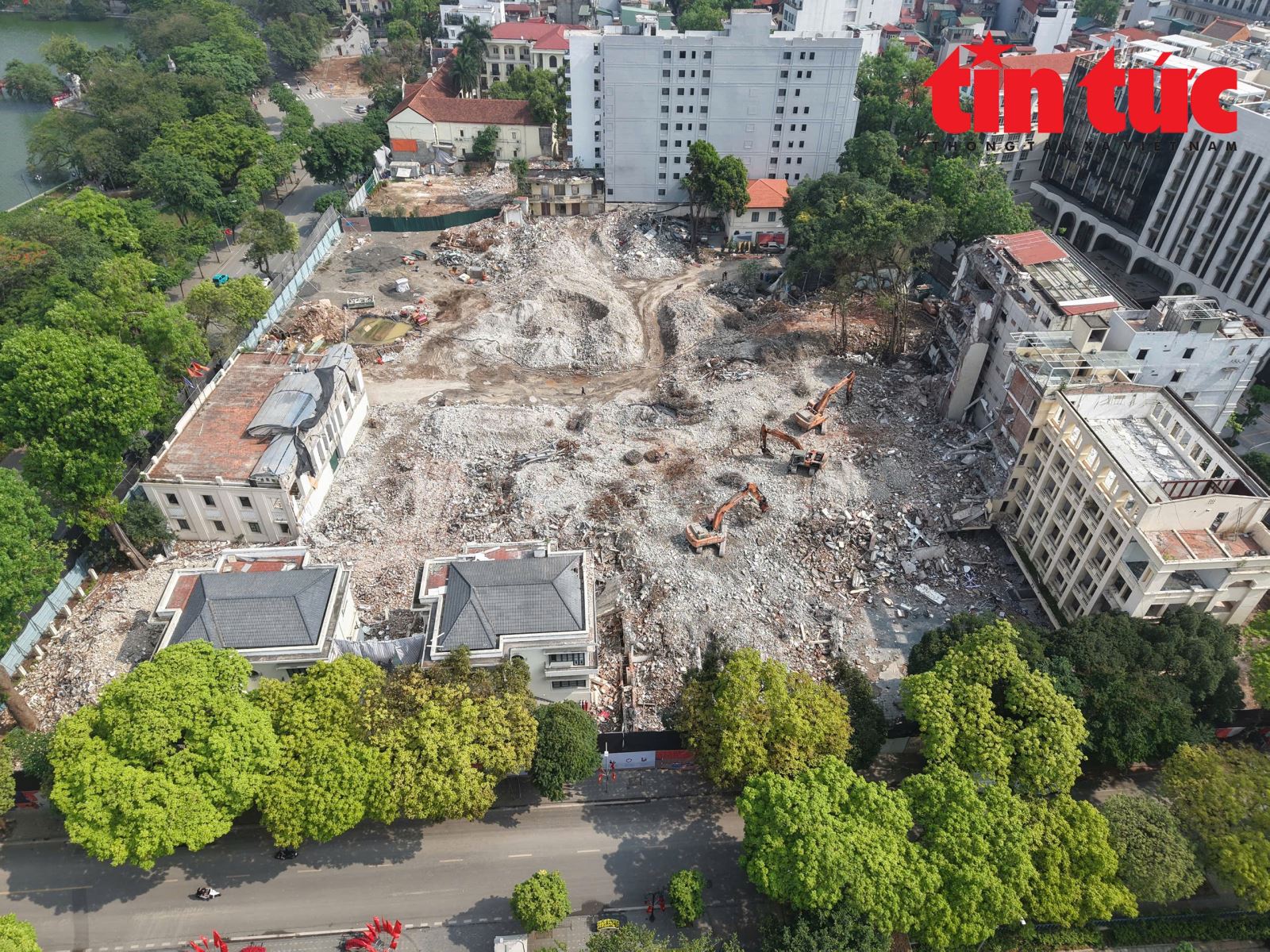 Mặt bằng công viên 2,4 ha ven hồ Hoàn Kiếm dần lộ diện sau 5 tháng giải phóng mặt bằng- Ảnh 1.