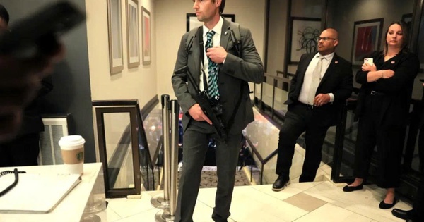 Hình ảnh đặc vụ Mỹ rút súng MP7 tại tiệc Nhà Trắng gây ‘bão mạng’