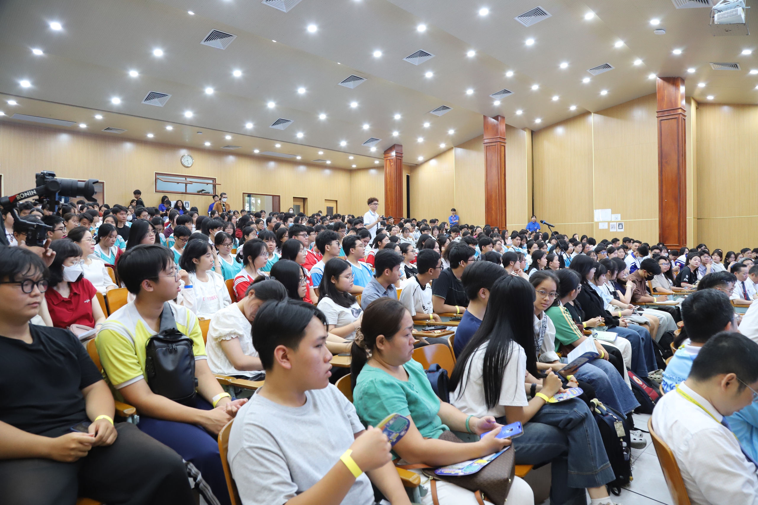 Hơn 3.000 học sinh, phụ huynh tham gia ngày hội tư vấn tuyển sinh y dược- Ảnh 4.