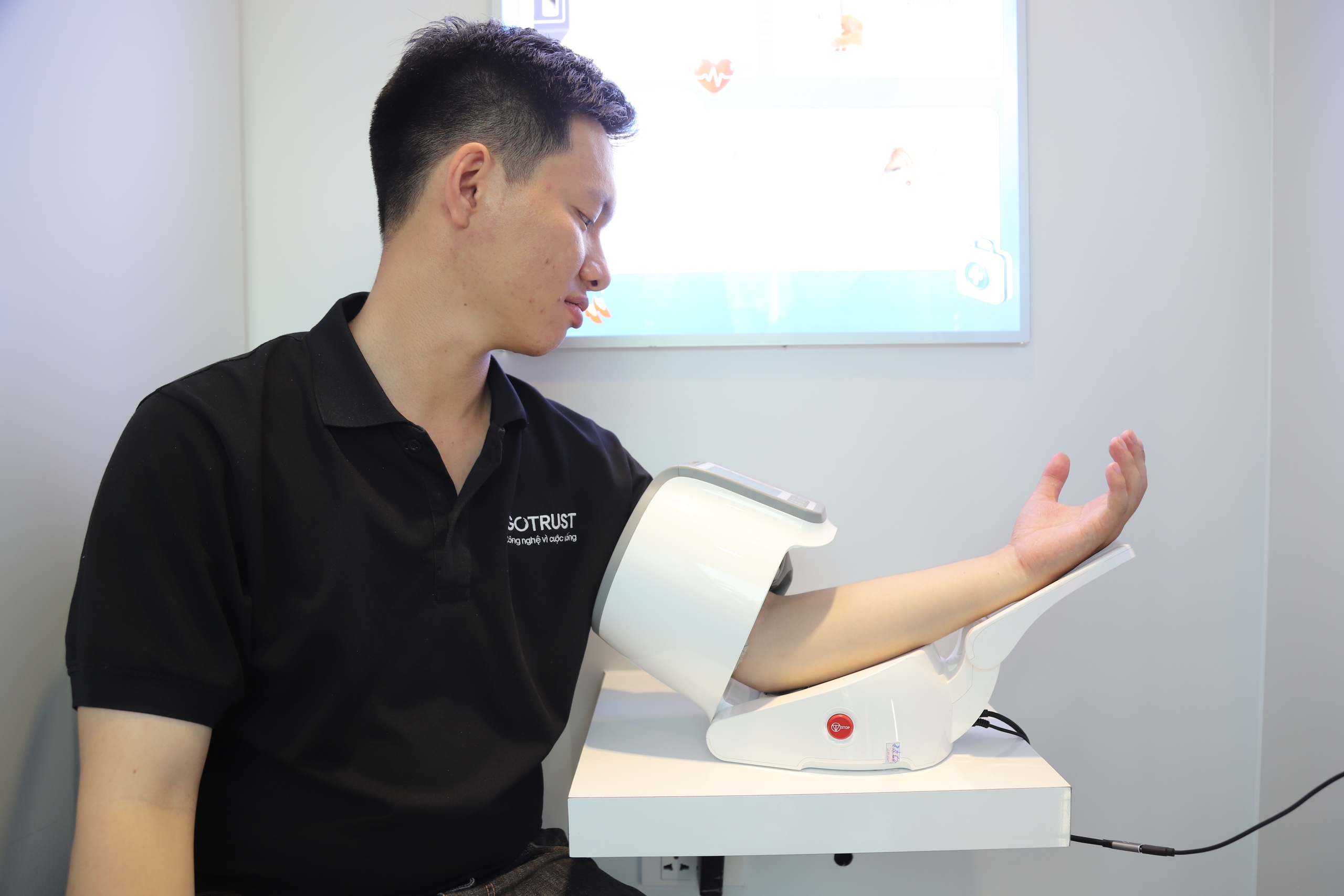 Trạm Công dân số đưa dịch vụ công và y tế số 'chạm cửa' người dân- Ảnh 2.