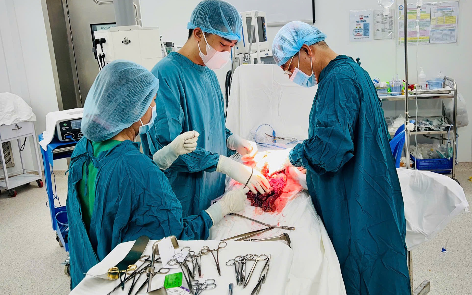 Cứu cụ bà 100 tuổi bị tắc ruột do dây chằng- Ảnh 2.