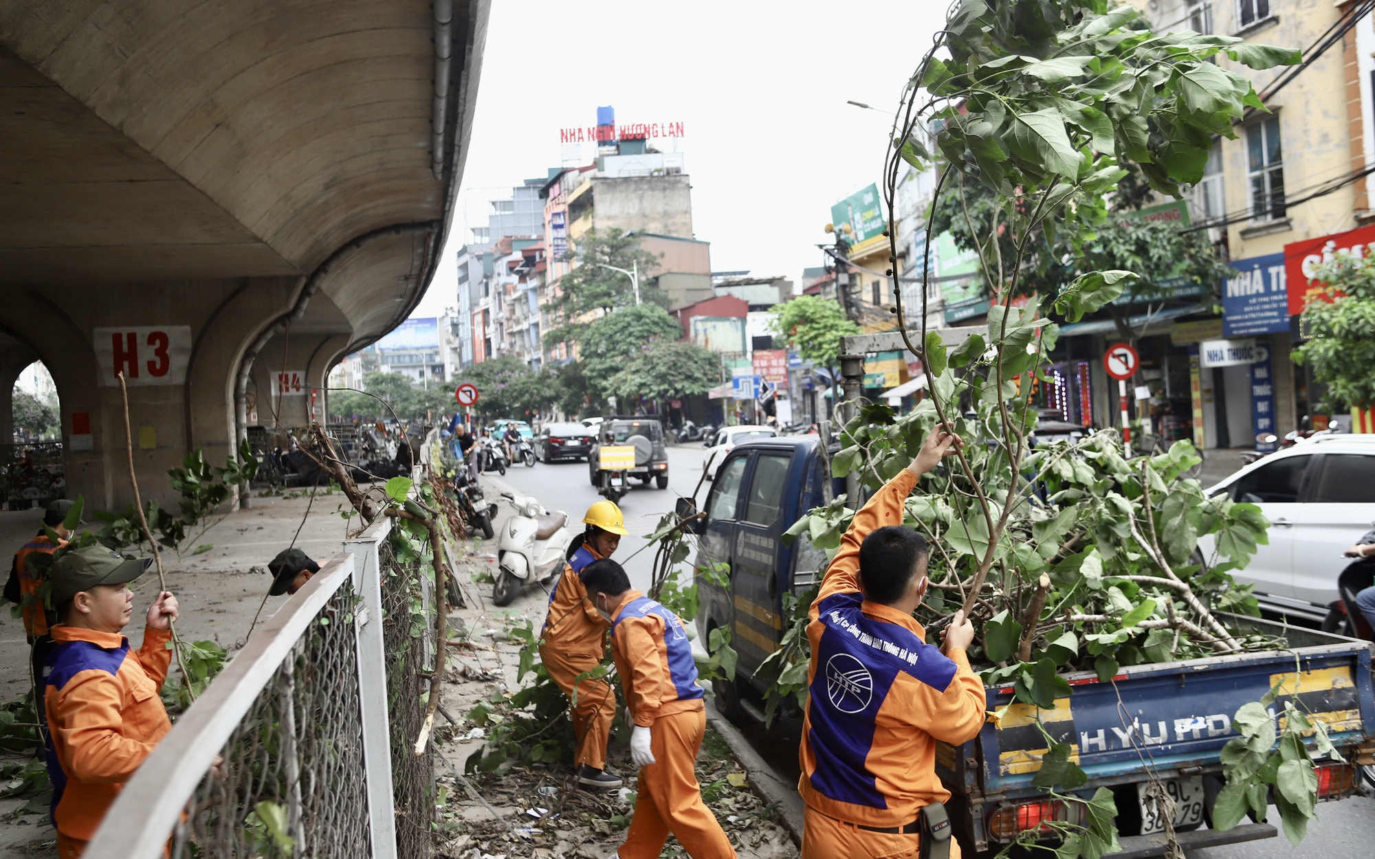Hà Nội ra quân chỉnh trang cầu, hầm, "dọn" vi phạm trước nghỉ lễ 30/4