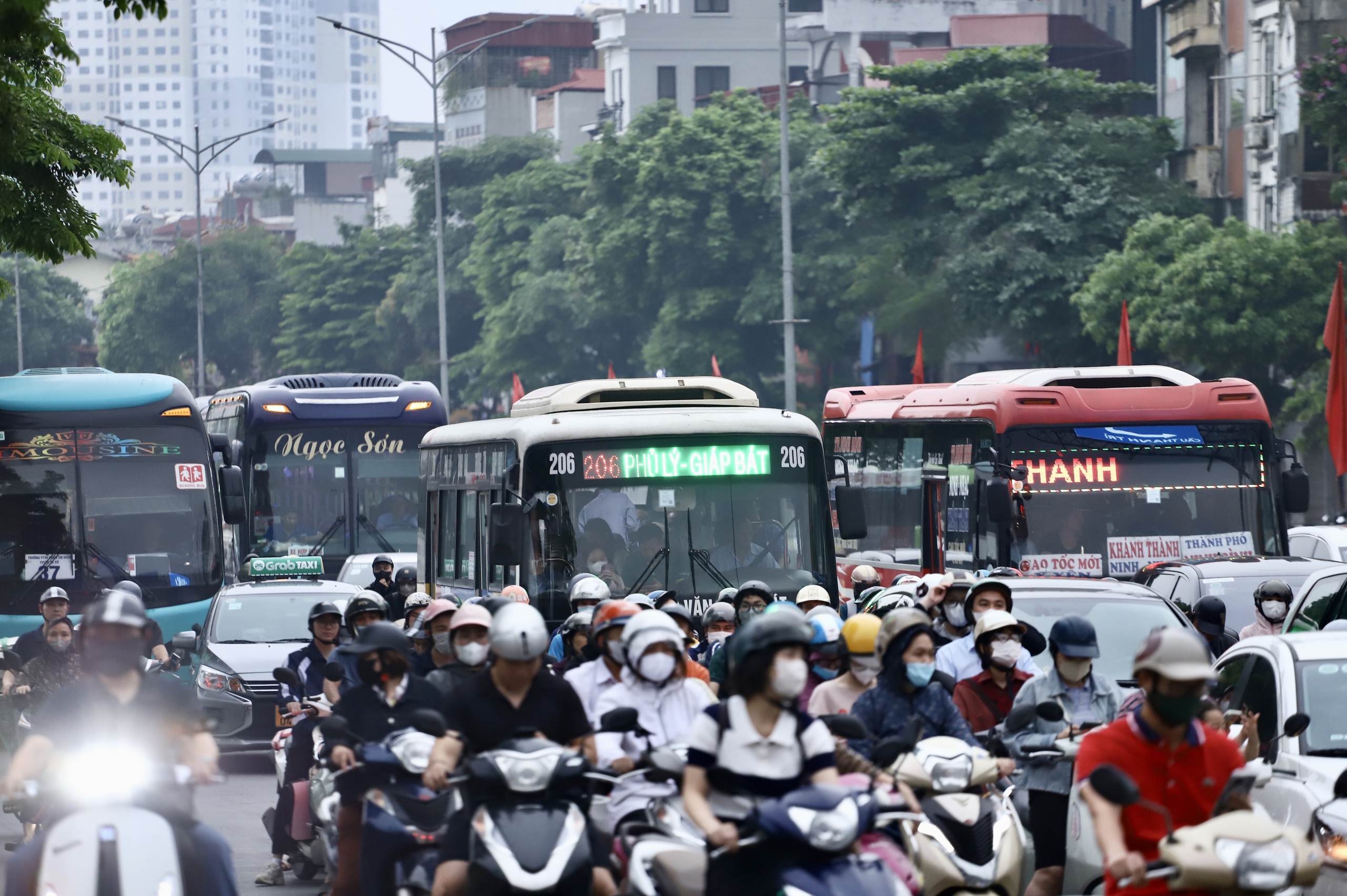 Người dân rời Thủ đô nghỉ Giỗ Tổ Hùng Vương, cửa ngõ 'tăng nhiệt', vành đai ùn dài- Ảnh 4.