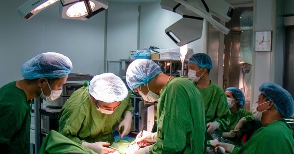 Đau bụng kéo dài bệnh nhân được phát hiện mắc cùng lúc 2 ung thư nguyên phát