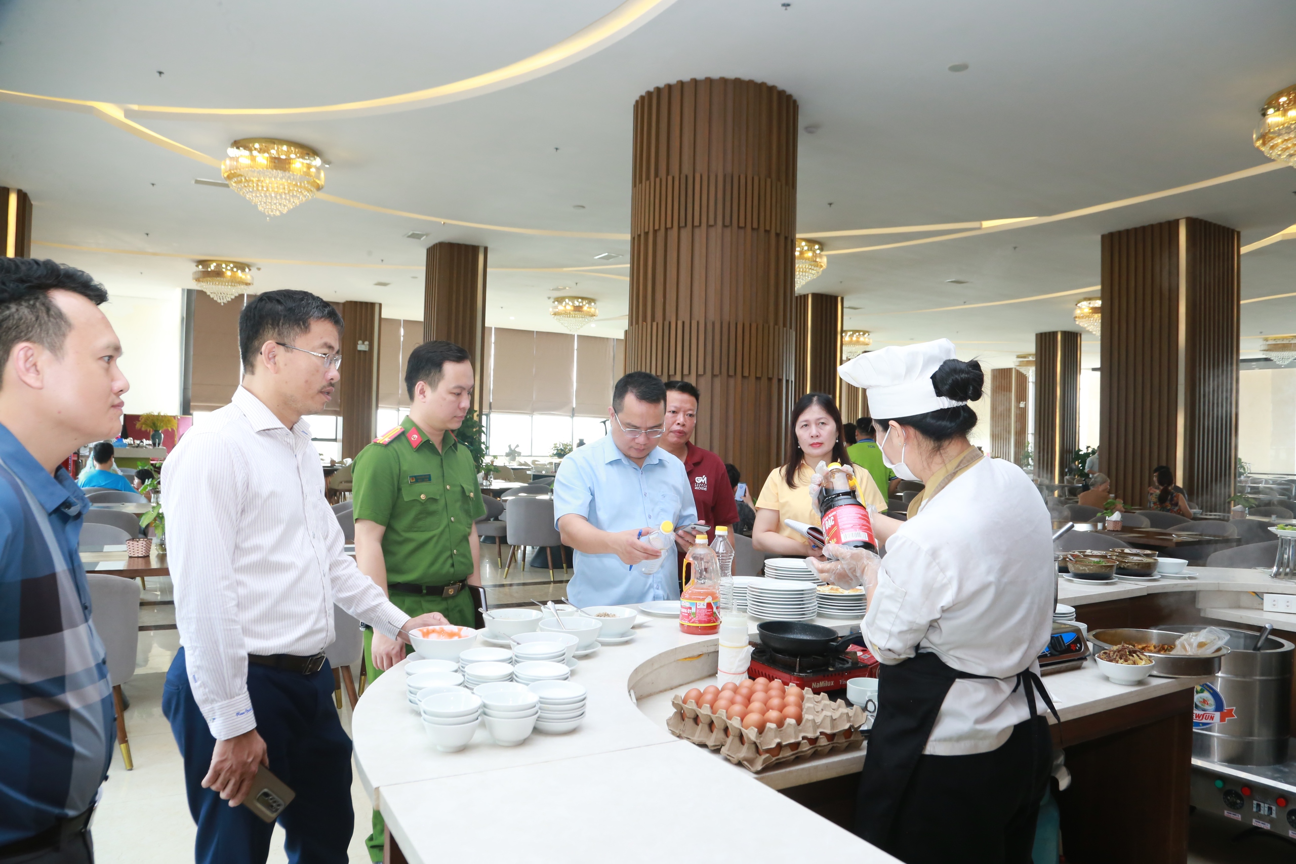 Kiểm tra an toàn thực phẩm tại loạt khách sạn, điểm kinh doanh ở Cửa Lò- Ảnh 2.