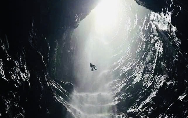 Phát hiện hang động có thác nước bên trong với nhiệt độ thấp lạ thường