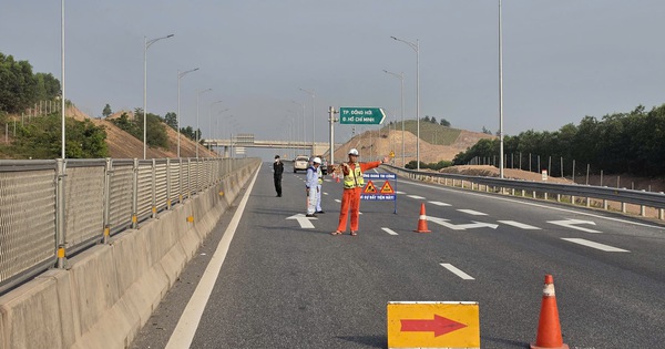 Tạm đóng cửa các đoạn tuyến cao tốc qua Quảng Trị để lắp giá long môn