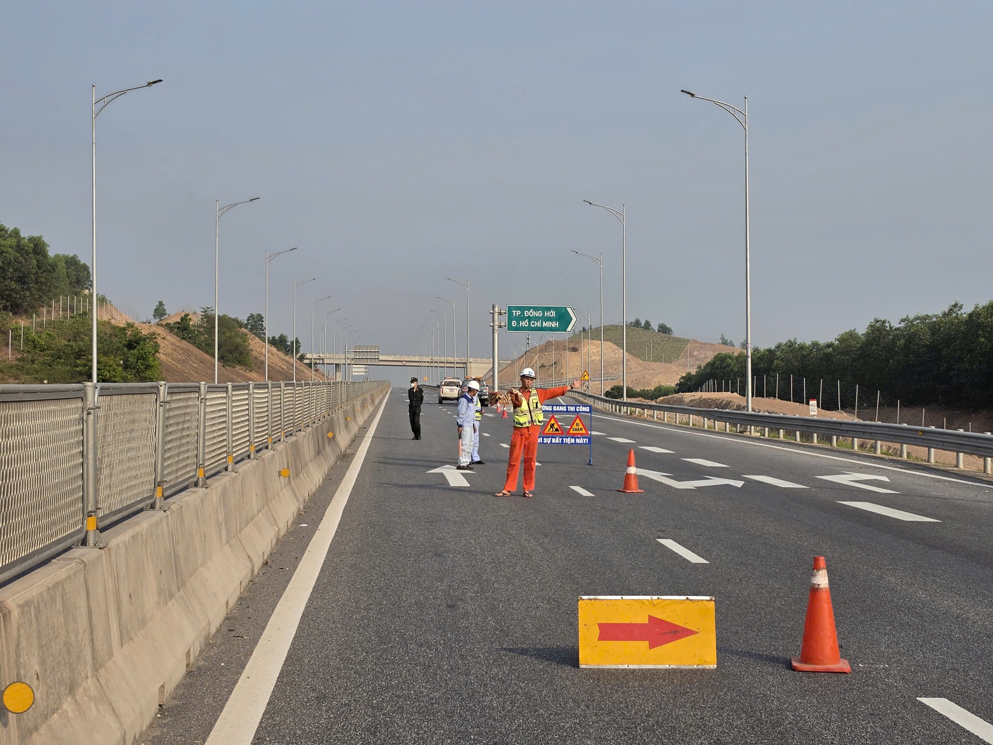 Tạm đóng cửa các đoạn tuyến cao tốc qua Quảng Trị để lắp giá long môn- Ảnh 1.