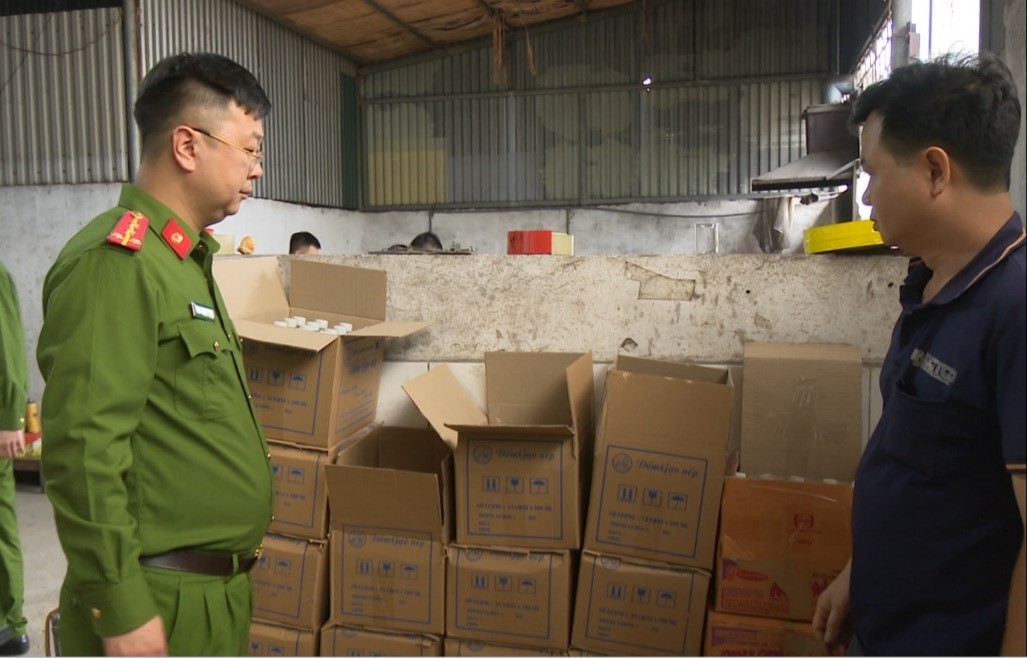 Bắt khẩn cấp 2 mẹ con sản xuất gần 1.000 lít 'dấm nếp ủ men từ gạo' từ hóa chất- Ảnh 1.